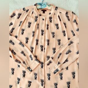 Classy Ann Taylor pineapple 🍍 top!